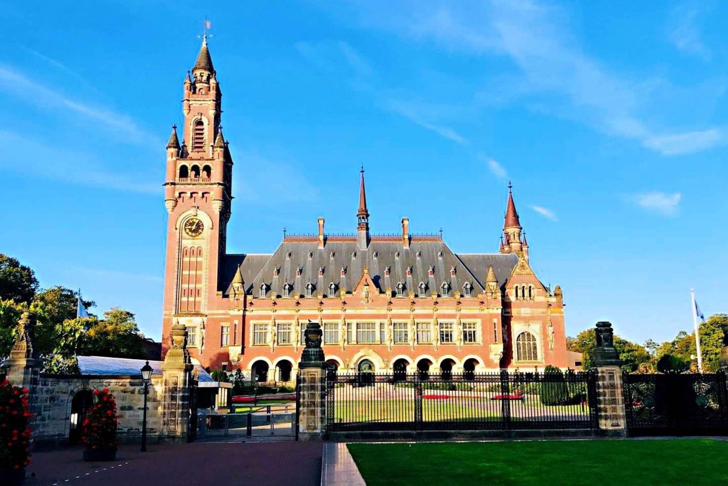From Amsterdam: Day Tour to Rotterdam, Delft and The Hague