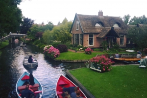 From Amsterdam: Giethoorn Day Trip by Bus and Electric Boat