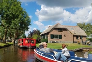 De Amsterdã: Passeio de um dia em Giethoorn com um pequeno barco elétrico