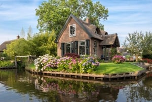 Von Amsterdam aus: Giethoorn Tagesausflug mit kleinem Elektroboot