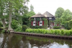 De Amsterdã: Passeio de um dia em Giethoorn com um pequeno barco elétrico