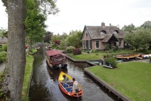 Von Amsterdam aus: Giethoorn Tagesausflug mit kleinem Elektroboot