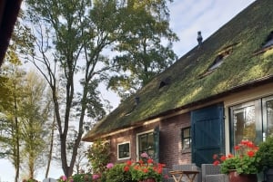 From Amsterdam: Giethoorn Day Trip with Small Electric Boat