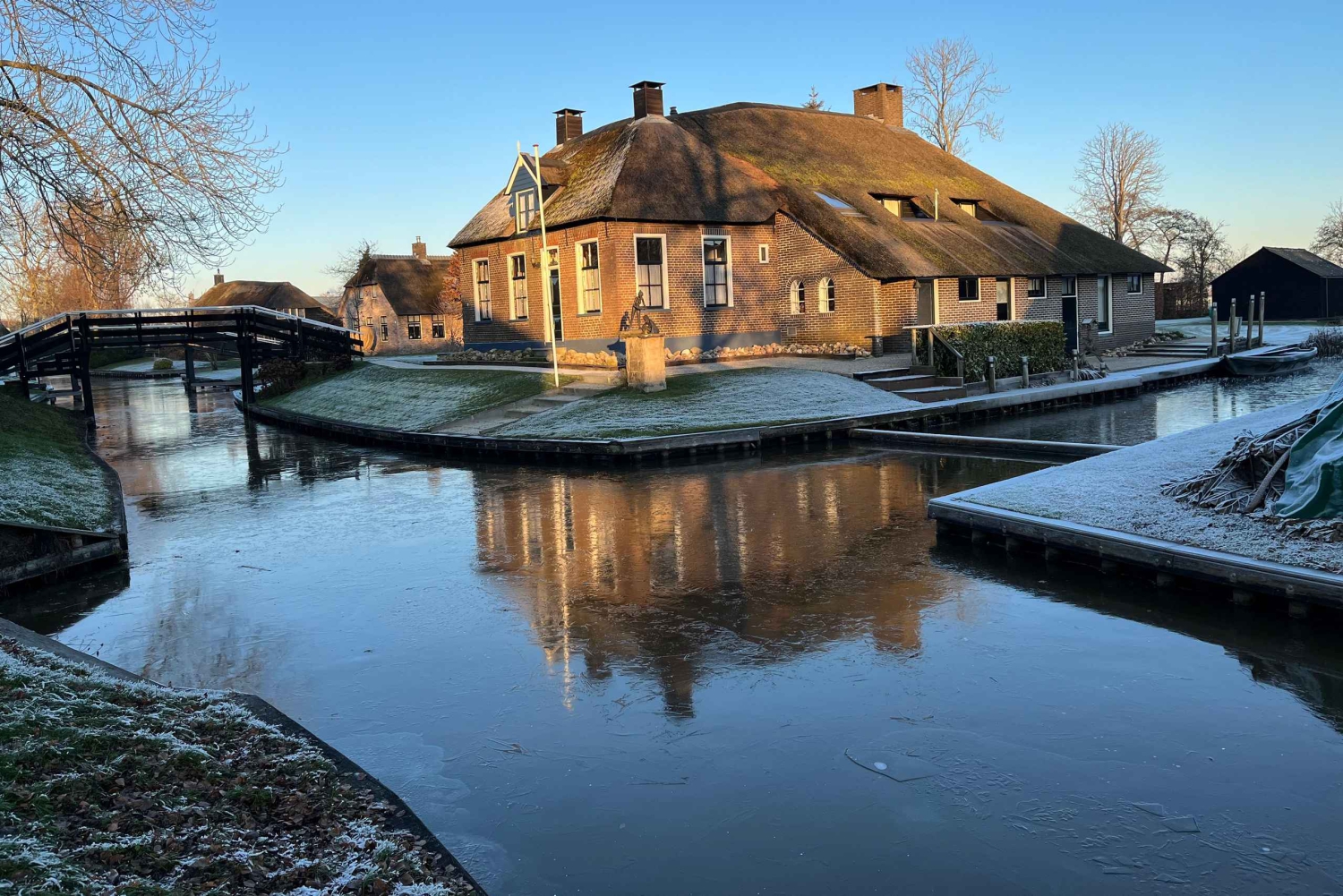 Desde Ámsterdam: tour en grupo reducido a Giethoorn con paseo en barco