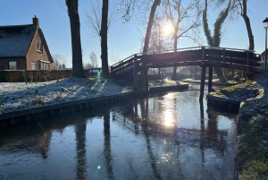 Desde Ámsterdam: tour en grupo reducido a Giethoorn con paseo en barco