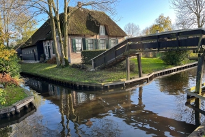 Desde Ámsterdam: tour en grupo reducido a Giethoorn con paseo en barco