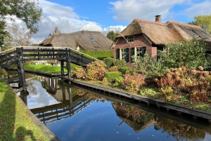 Desde Ámsterdam: tour en grupo reducido a Giethoorn con paseo en barco