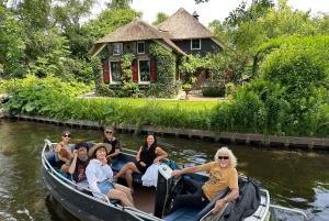 Desde Ámsterdam: tour en grupo reducido a Giethoorn con paseo en barco