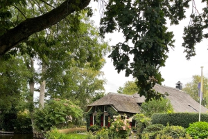 Desde Ámsterdam: tour en grupo reducido a Giethoorn con paseo en barco