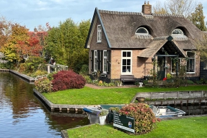 Desde Ámsterdam: tour en grupo reducido a Giethoorn con paseo en barco