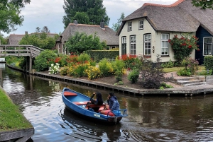 Desde Ámsterdam: tour en grupo reducido a Giethoorn con paseo en barco