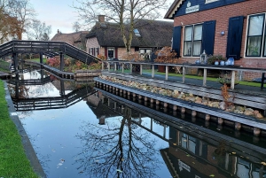 Desde Ámsterdam: tour en grupo reducido a Giethoorn con paseo en barco