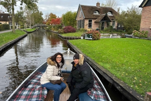 Desde Ámsterdam: tour en grupo reducido a Giethoorn con paseo en barco