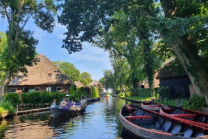 Desde Ámsterdam: tour en grupo reducido a Giethoorn con paseo en barco