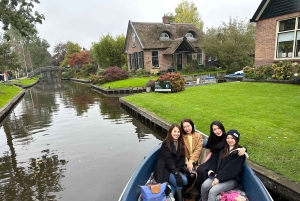 Desde Ámsterdam: tour en grupo reducido a Giethoorn con paseo en barco