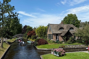 Desde Ámsterdam: tour en grupo reducido a Giethoorn con paseo en barco