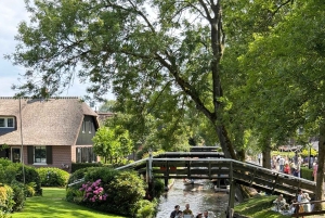 Desde Ámsterdam: tour en grupo reducido a Giethoorn con paseo en barco