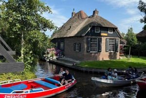 Desde Ámsterdam: tour en grupo reducido a Giethoorn con paseo en barco