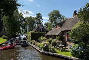 Desde Ámsterdam: tour en grupo reducido a Giethoorn con paseo en barco