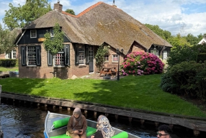 Desde Ámsterdam: tour en grupo reducido a Giethoorn con paseo en barco