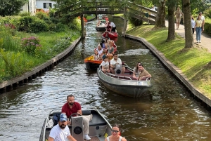 Desde Ámsterdam: tour en grupo reducido a Giethoorn con paseo en barco