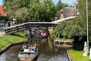 Desde Ámsterdam: tour en grupo reducido a Giethoorn con paseo en barco