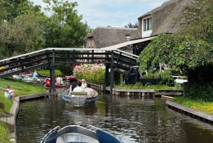 Desde Ámsterdam: tour en grupo reducido a Giethoorn con paseo en barco