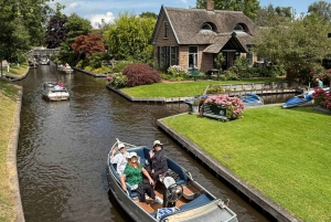 Desde Ámsterdam: tour en grupo reducido a Giethoorn con paseo en barco