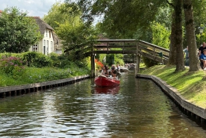Desde Ámsterdam: tour en grupo reducido a Giethoorn con paseo en barco
