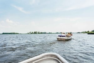 Von Amsterdam aus: Giethoorn & Zaanse Schans Tour mit einem kleinen Boot