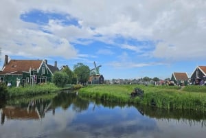 Von Amsterdam aus: Giethoorn & Zaanse Schans Tour mit einem kleinen Boot