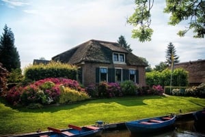 From Amsterdam: Private Tour to Giethoorn with Canal Cruise