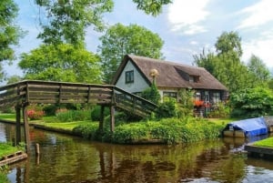 From Amsterdam: Private Tour to Giethoorn with Canal Cruise