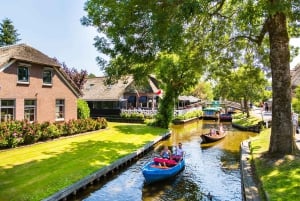 From Amsterdam: Ultimate Giethoorn Experience with Boat Tour