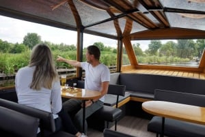 Giethoorn: Live Guided Tour with Cruise & Cheese Platter