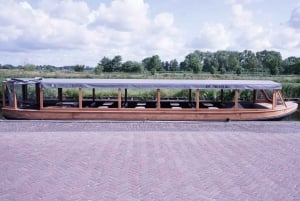 Giethoorn: Live Guided Tour with Cruise & Cheese Platter