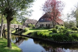 Giethoorn: Live Guided Tour with Cruise & Cheese Platter