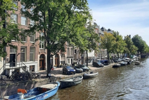 Guided tour in the old city of Amsterdam
