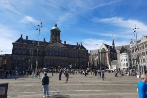 Guided tour in the old city of Amsterdam