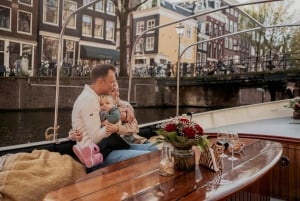 Amsterdam: Private Grachtenfahrt mit Snacks und Getränken