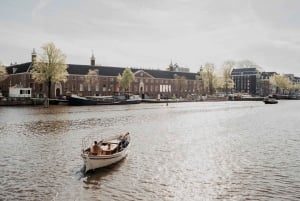 Amsterdam: Private Grachtenfahrt mit Snacks und Getränken