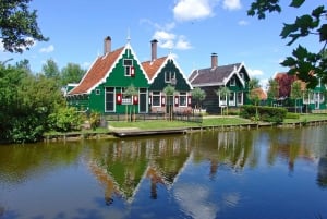 Amsterdam: Volendam, Edam and Windmills Live Guided Tour