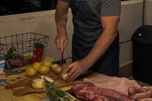 Asado Argentino num terraço privado. Hora do pôr do sol.