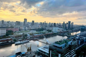 Buenos Aires après la tombée de la nuit : les lumières de la ville et le coucher du soleil