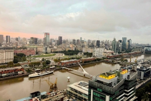 Buenos Aires après la tombée de la nuit : les lumières de la ville et le coucher du soleil