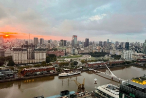 Buenos Aires après la tombée de la nuit : les lumières de la ville et le coucher du soleil