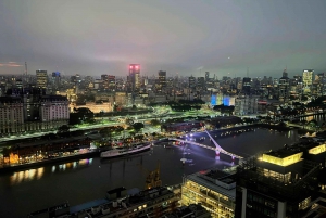 Buenos Aires après la tombée de la nuit : les lumières de la ville et le coucher du soleil