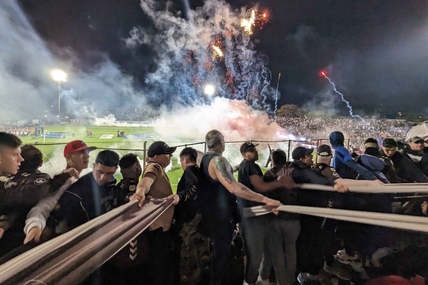 Buenos Aires: Besuche ein Live-Fußballspiel mit einem Einheimischen