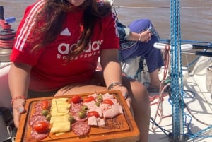 Buenos Aires: Sailboat ride, special city view, and food on board
