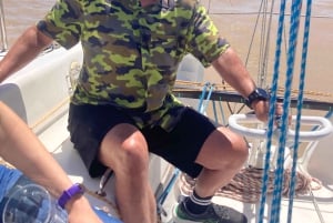 Buenos Aires: Sailboat ride, special city view, and food on board